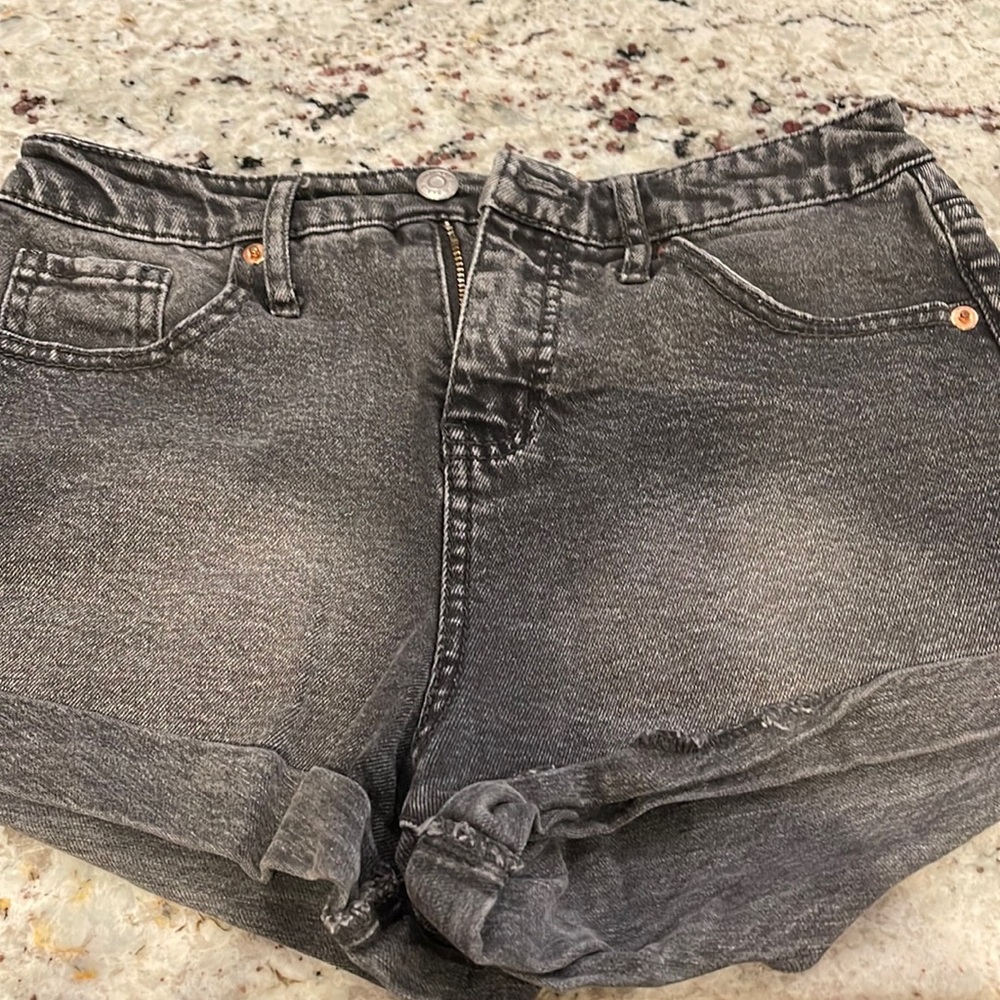 Size 6 black Jean shorts. Excellent condition.